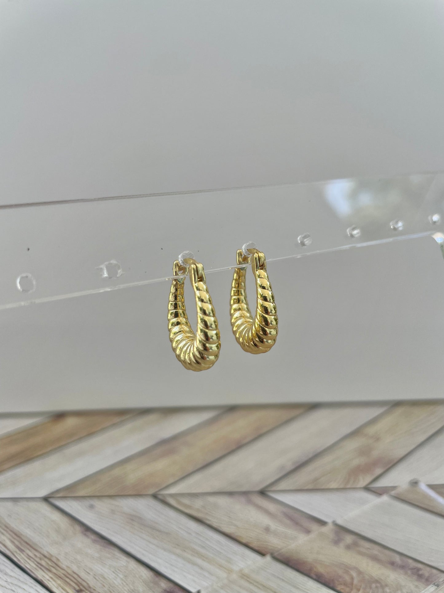 OVAL HOOP EARRING