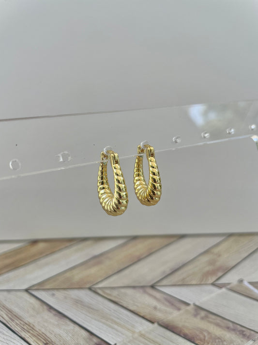 OVAL HOOP EARRING