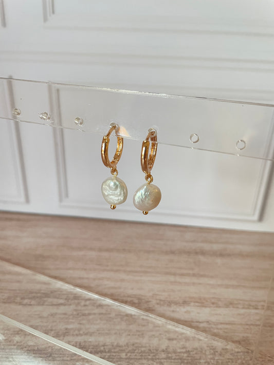 NATURAL PEARL EARRING