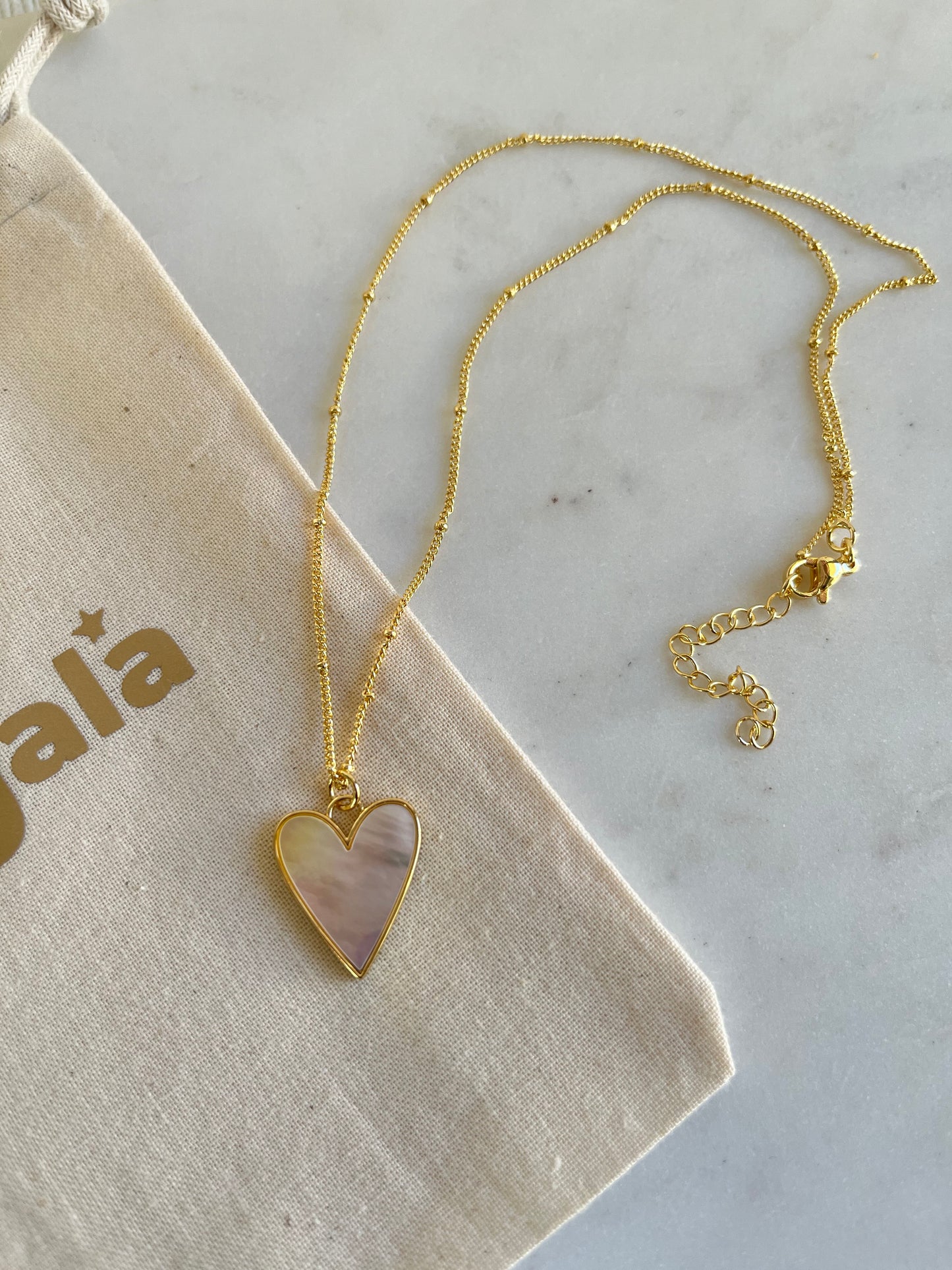 NACRE HEART NECKLACE